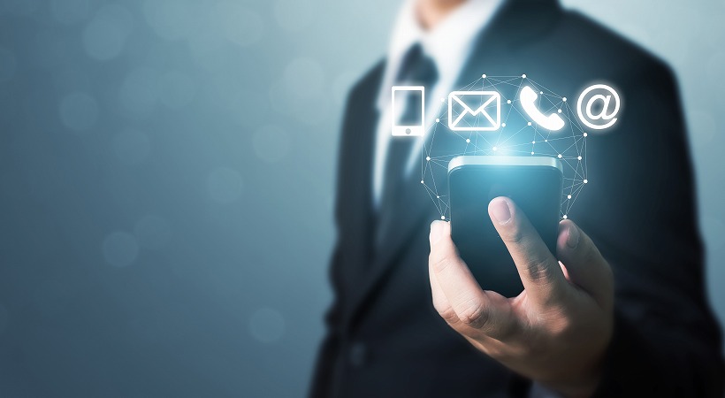 スーツ姿でスマホを持つ人